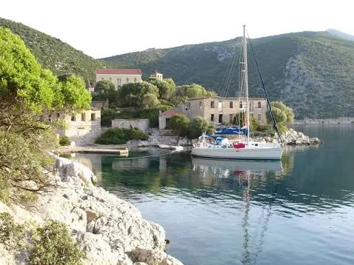 Streda - Kastos – zátoka Port Leone (Kalamos) – Meganisi
